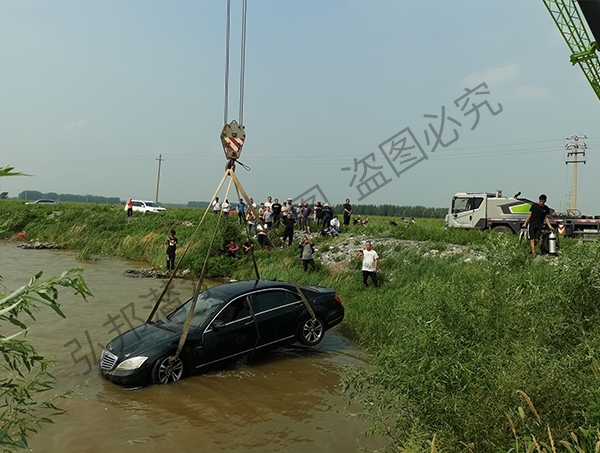 打捞落水奔驰车